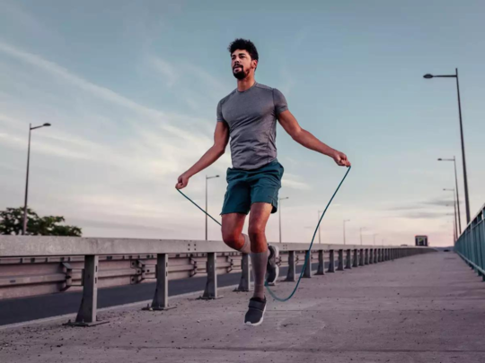 कैलोरी बर्न से लेकर ओवर ऑल फिटनेस के लिए परफेक्ट हैं ये Jump rope workout