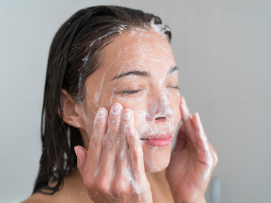How to use Face Wash: चेहरे पर फेस वॉश लगाते समय न करें ये गलतियां
