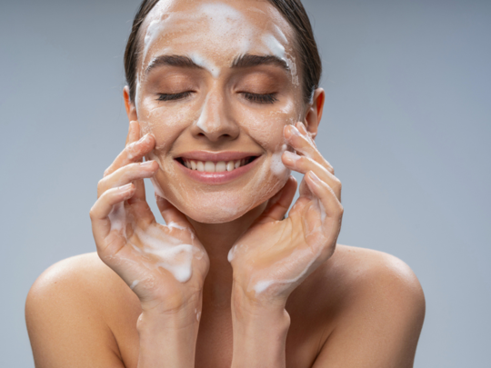 Face Soap For Winters: सर्दियों में चेहरे पर गुलाबी निखार के लिए इस्तेमाल करें ये साबुन